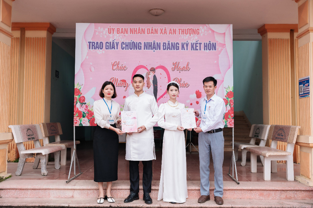UBND xã An Thượng tổ chức lễ trao giấy chứng nhận kết hôn cho công dân