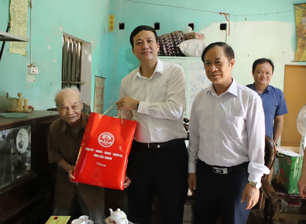 Phó Chủ tịch UBND tỉnh Lê Ô Pích thăm, tặng quà CCB, cựu TNXP tham gia Chiến dịch Điện Biên Phủ tại Lục Ngạn