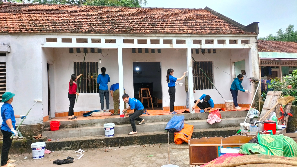 Mặt trận Tổ quốc và các đoàn thể xã Tiến Thắng tổ chức sơn nhà cho hộ nghèo nằm trên địa bàn thôn...