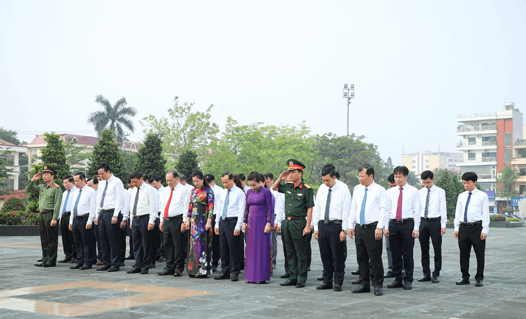 Các đồng chí lãnh đạo tỉnh Bắc Giang dâng hương tưởng niệm các Anh hùng liệt sĩ nhân dịp kỷ niệm 70 năm Chiến thắng Điện Biên Phủ