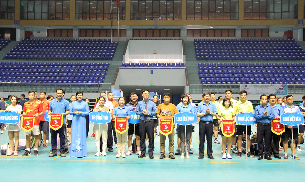Bắc Giang: Gần 300 vận động viên tham dự giải cầu lông truyền thống công nhân, viên chức, lao...