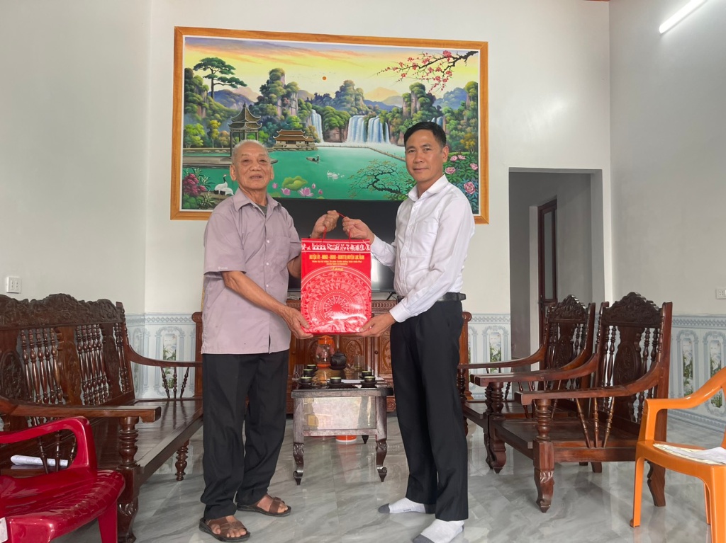 Phó Chủ tịch UBND huyện Dương Công Định thăm, tặng quà thanh niên xung phong phục vụ chiến dịch...|https://bacgiang.gov.vn/zh_CN/web/ubnd-xa-lan-mau/chi-tiet-tin-tuc/-/asset_publisher/M0UUAFstbTMq/content/pho-chu-tich-ubnd-huyen-duong-cong-inh-tham-tang-qua-thanh-nien-xung-phong-phuc-vu-chien-dich-ien-bien-phu/21712