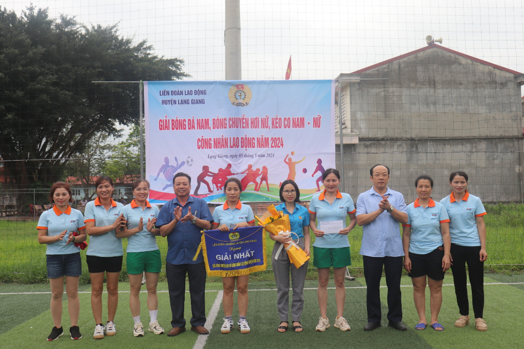 LĐLĐ huyện Lạng Giang tổ chức Giải bóng đá nam, bóng chuyền hơi nữ,  kéo co nam-nữ công nhân lao...