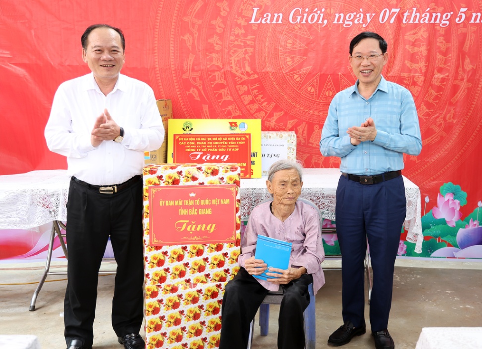 Chủ tịch UBND tỉnh Lê Ánh Dương dự lễ khánh thành và trao nhà đại đoàn kết tại huyện Tân Yên