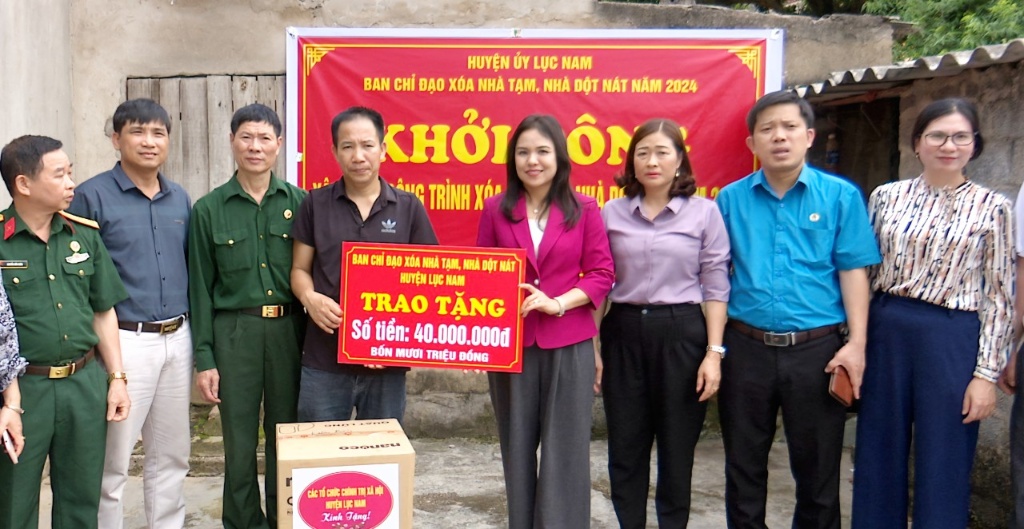 Bí thư Huyện ủy trao tiền hỗ trợ xây dựng nhà đại đoàn kết cho hộ cận nghèo tại xã Tam Dị|https://bacgiang.gov.vn/web/ubnd-xa-bac-lung/chi-tiet-tin-tuc/-/asset_publisher/M0UUAFstbTMq/content/bi-thu-huyen-uy-trao-tien-ho-tro-xay-dung-nha-ai-oan-ket-cho-ho-can-ngheo-tai-xa-tam-di/21712