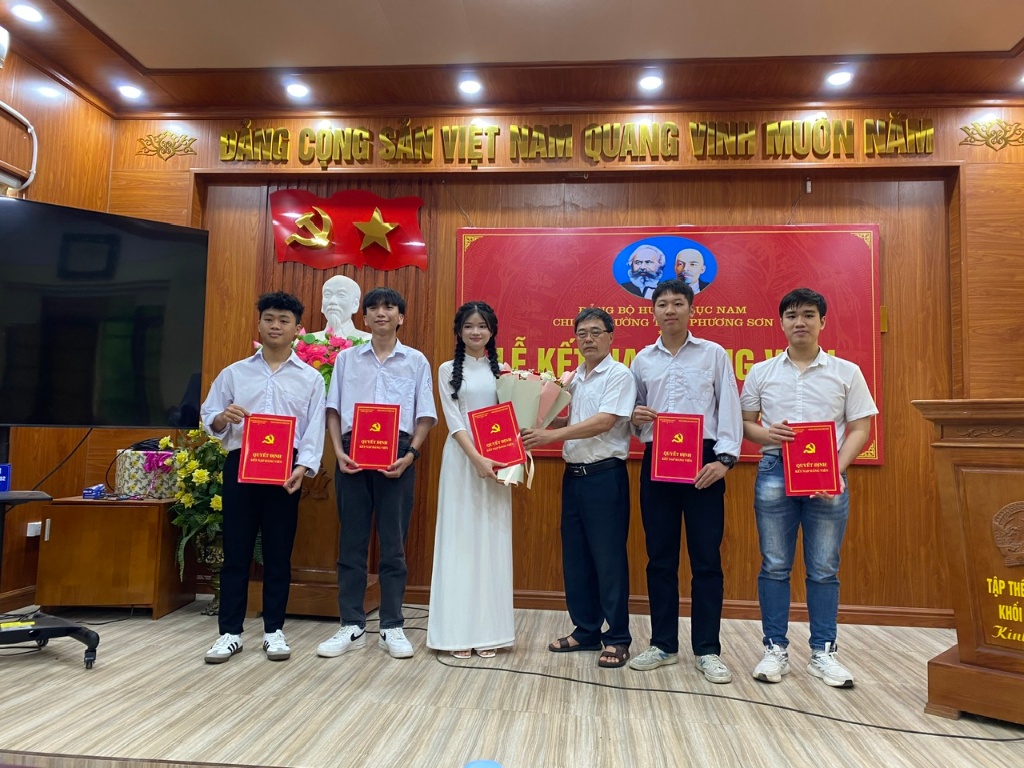 Chi bộ trường THPT Phương Sơn tổ chức kết nạp 5 đảng viên mới là học sinh