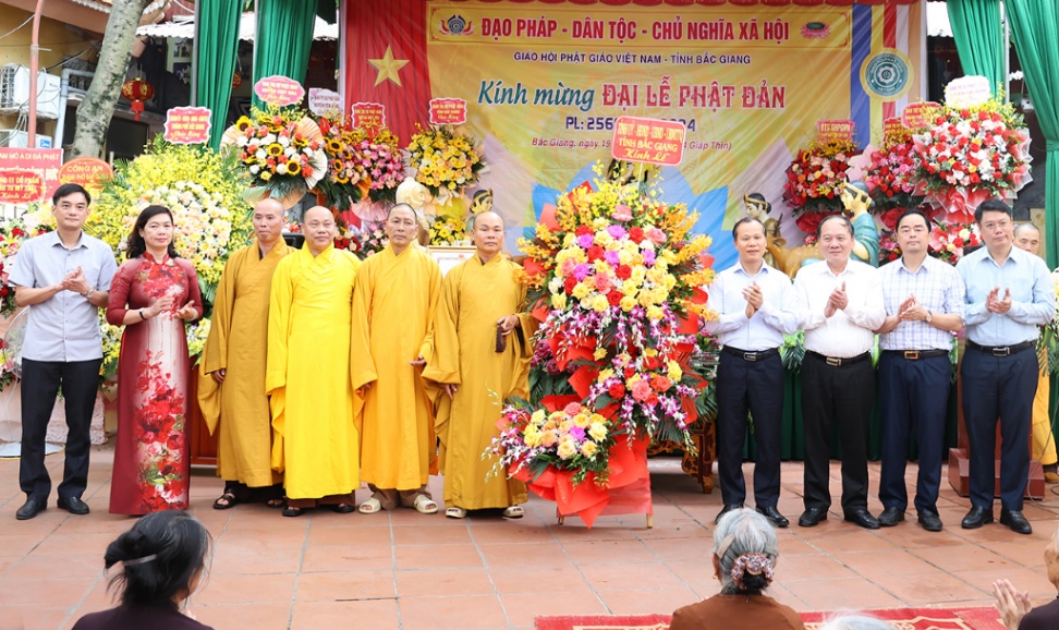 Phó Chủ tịch Thường trực UBND tỉnh Mai Sơn chúc mừng Đại lễ Phật đản Phật lịch 2568 - Dương lịch năm 2024|https://bacgiang.gov.vn/en_GB/chi-tiet-tin-tuc/-/asset_publisher/St1DaeZNsp94/content/pho-chu-tich-thuong-truc-ubnd-tinh-mai-son-chuc-mung-ai-le-phat-an-phat-lich-2568-duong-lich-nam-2024