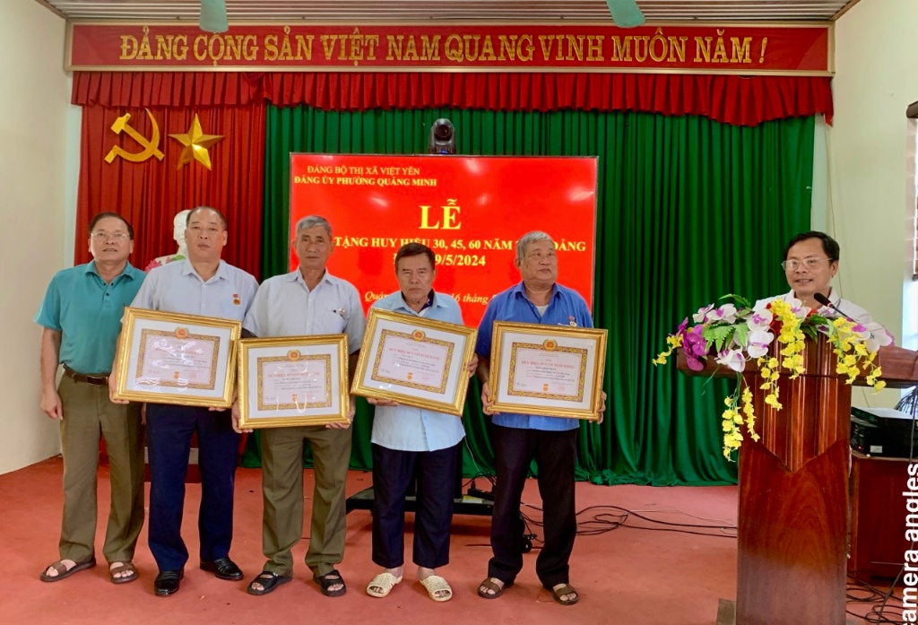 Quảng Minh trao huy hiệu Đảng đợt 19/5|https://bacgiang.gov.vn/web/ubnd-phuong-nenh/chi-tiet-tin-tuc/-/asset_publisher/M0UUAFstbTMq/content/quang-minh-trao-huy-hieu-ang-ot-19-5/22791