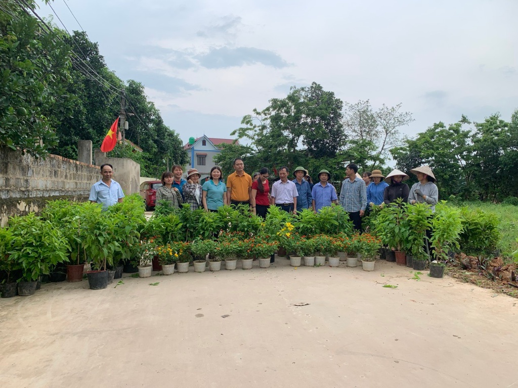 Hội LHPN huyện Lục Nam phối hợp tổ chức ra quân trồng tuyến đường hoa tại thôn Mai Thưởng xã Yên Sơn