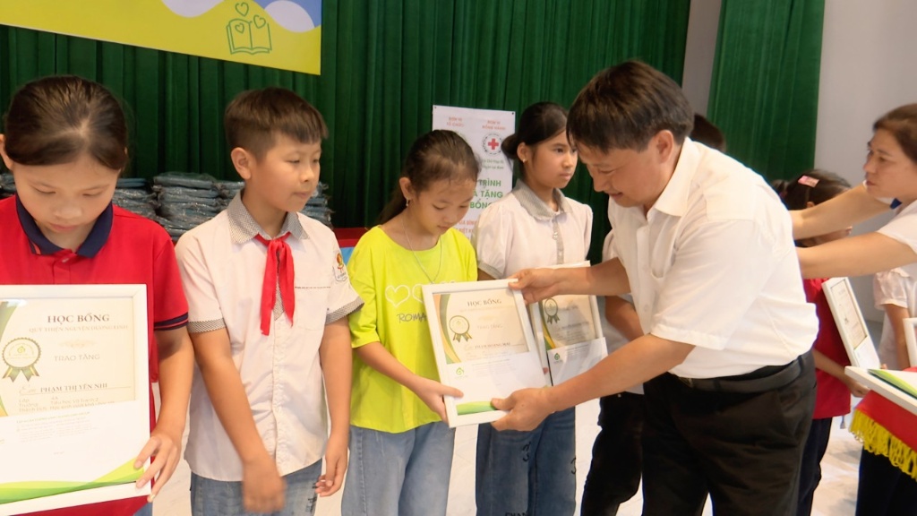 Công ty TNHH sản xuất Dương Linh trao quà cho học sinh có hoàn cảnh đặc biệt khó khăn trên địa...