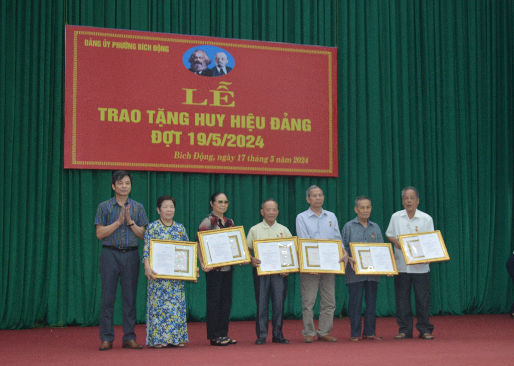 Bích Động có 15 đảng viên được trao tặng huy hiệu Đảng đợt 19/5/2024|https://bacgiang.gov.vn/zh_CN/web/ubnd-phuong-bich-dong/chi-tiet-tin-tuc/-/asset_publisher/M0UUAFstbTMq/content/bich-ong-co-15-ang-vien-uoc-trao-tang-huy-hieu-ang-ot-19-5-2024