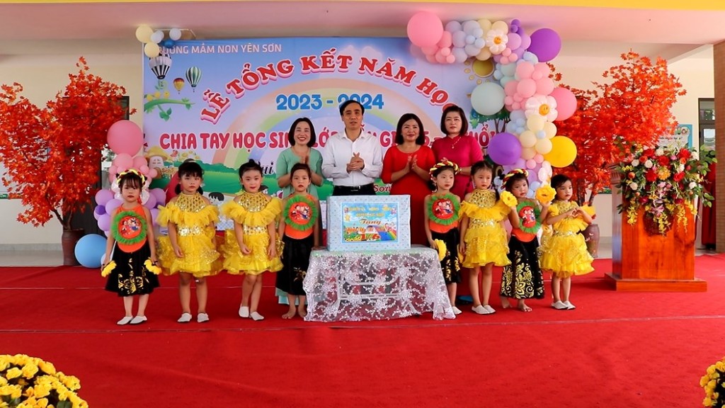 Đồng chí Phó Bí thư Thường trực Huyện uỷ tặng quà cho học sinh trường mầm non Yên Sơn