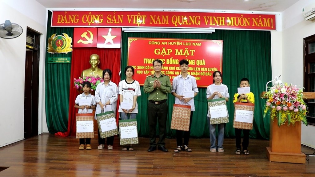 Công an huyện Lục Nam gặp mặt, trao học bổng và tặng quà cho học sinh có hoàn cảnh khó khăn|https://bacgiang.gov.vn/zh_CN/web/ubnd-xa-vu-xa/chi-tiet-tin-tuc/-/asset_publisher/M0UUAFstbTMq/content/cong-an-huyen-luc-nam-gap-mat-trao-hoc-bong-va-tang-qua-cho-hoc-sinh-co-hoan-canh-kho-khan/21712