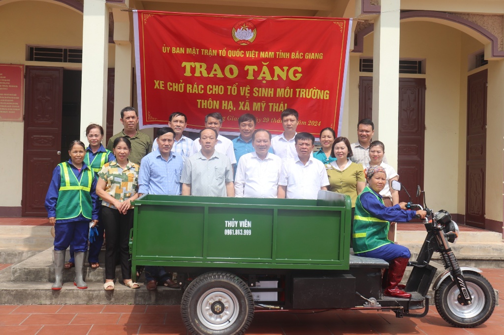 Ủy ban MTTQ tỉnh trao tặng xe chở rác cho khu dân cư thôn Hạ, xã Mỹ Thái