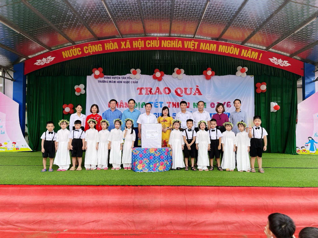 Đoàn lãnh đạo huyện Tân Yên và xã Ngọc Châu thăm tặng quà cho các cháu thiếu nhi tại trường Mầm...