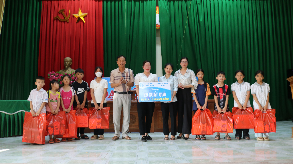 Hội LHPN huyện Lục Nam phối hợp trao tặng 70 suất quà cho trẻ em có hoàn cảnh khó khăn nhân dịp...