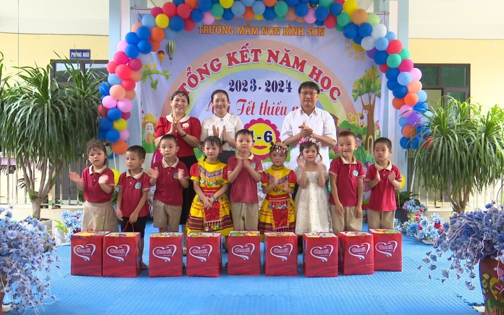 Đồng chí Đặng Văn Nhàn, Chủ tịch UBND huyện thăm, tặng quà các cháu thiều nhi trường mầm non Bình...