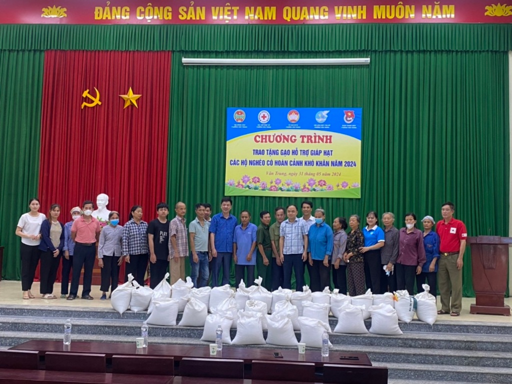 Chương trình trao tặng gạo hỗ trợ giáp hạt các hộ nghèo có hoàn cảnh khó khăn năm 2024|https://bacgiang.gov.vn/web/ubnd-phuong-nenh/chi-tiet-tin-tuc/-/asset_publisher/M0UUAFstbTMq/content/chuong-trinh-trao-tang-gao-ho-tro-giap-hat-cac-ho-ngheo-co-hoan-canh-kho-khan-nam-2024/22791