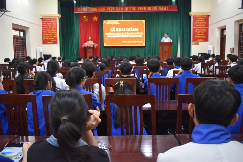Trên 100 học sinh các trường THPT được Bồi dưỡng nhận thức về đảng|https://www.bacgiang.gov.vn/web/ubnd-xa-phuc-hoa/chi-tiet-tin-tuc/-/asset_publisher/Enp27vgshTez/content/tren-100-hoc-sinh-cac-truong-thpt-uoc-boi-duong-nhan-thuc-ve-ang/22783