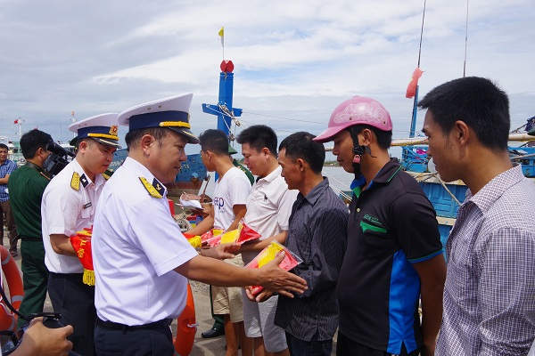 Hải quân Việt Nam làm điểm tựa cho ngư dân bám biển