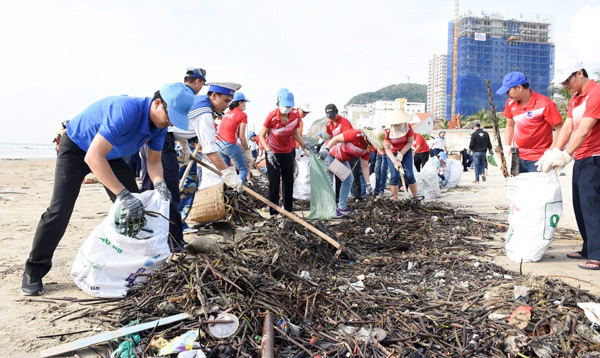 Chung tay dọn hàng trăm tấn rác làm sạch bờ biển