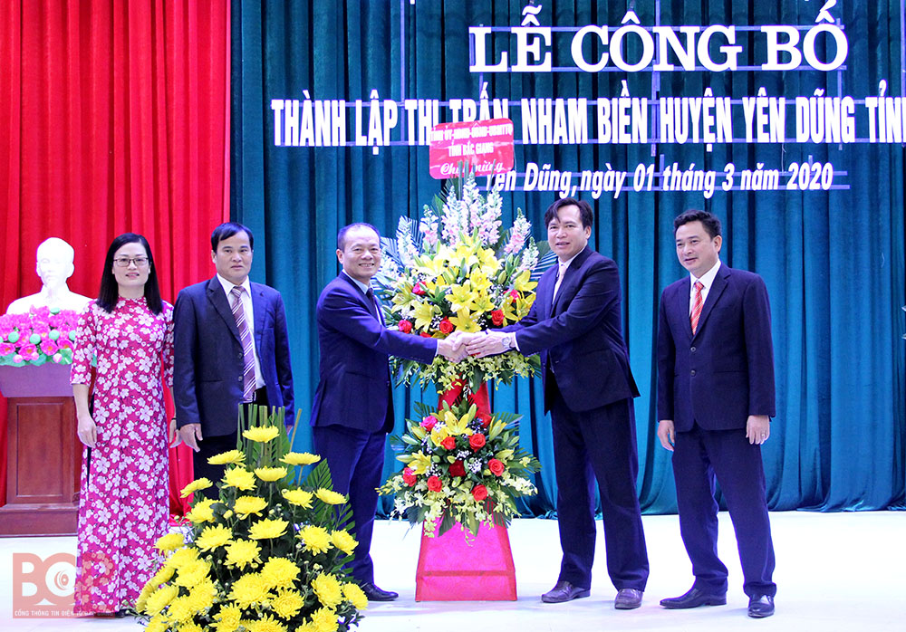 Phó Chủ tịch Thường trực UBND tỉnh Lại Thanh Sơn dự Lễ công bố thành lập thị trấn Nham Biền (Yên Dũng)