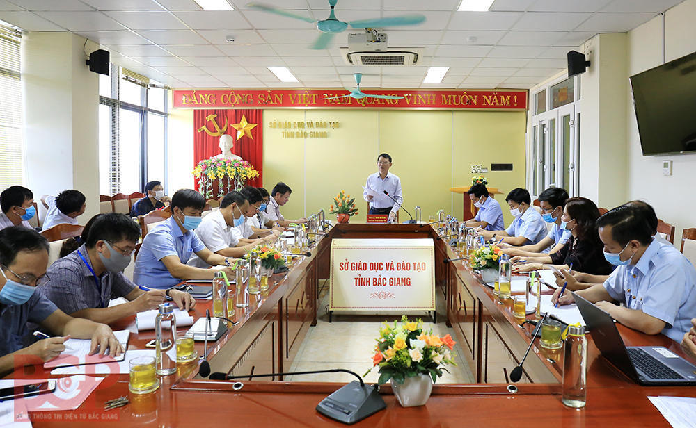 Phó Chủ tịch UBND tỉnh Lê Ánh Dương làm việc với Sở Giáo dục và Đào tạo về triển khai nhiệm vụ năm học mới