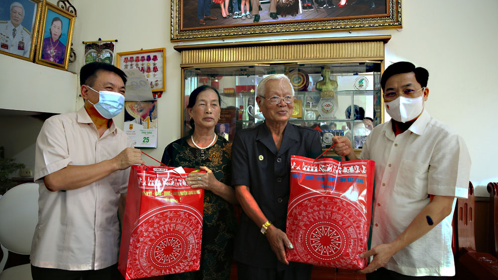 Bí thư Tỉnh ủy Dương Văn Thái thăm, tặng quà người cao tuổi