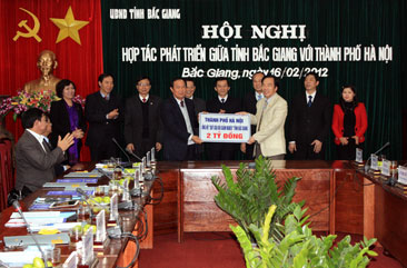 Đoàn công tác thành phố Hà Nội đã hỗ trợ 02 tỷ đồng cho Quỹ xóa đói giảm nghèo của tỉnh Bắc Giang