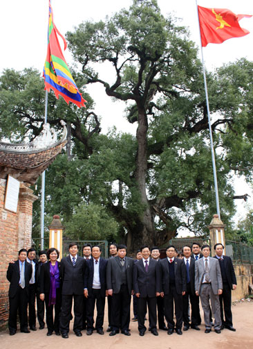 Đoàn đại biểu của thành phố Hà Nội thăm cây Dã hương ngàn tuổi tại Tiên Lục (Lạng Giang)