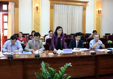 Thứ trưởng Bộ Y tế Nguyễn Thị Xuyên phát biểu tại hội nghị