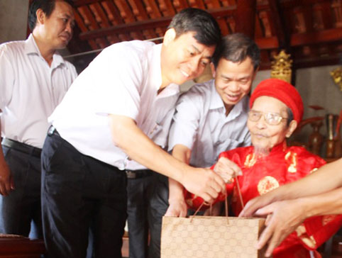 Phó Chủ tịch UBND tỉnh Dương Văn Thái tặng quà người  cao tuổi huyện Sơn Động