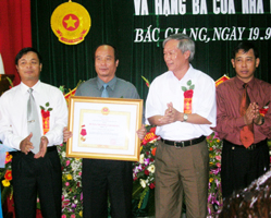 Công ty cổ phần lương thực Hà Bắc đón nhận Huân chương Lao động hạng nhì.