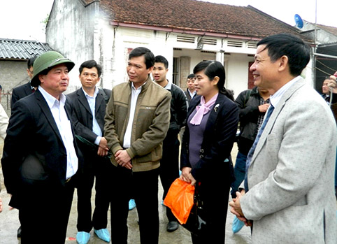 Thứ trưởng Bộ Nông nghiệp và Phát triển nông thôn Lê Quốc Doanh thăm mô hình chăn nuôi tại Hiệp Hòa