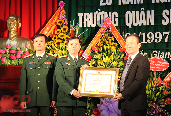 Phó Chủ tịch Thường trực UBND tỉnh Lại Thanh Sơn dự Lễ kỷ niệm 20 năm Trường Quân sự tỉnh Bắc Giang