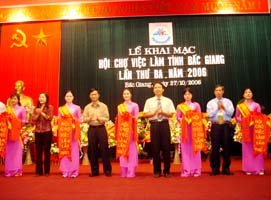 Khai mạc Hội chợ việc làm tỉnh Bắc Giang lần thứ 3 – năm 2006
