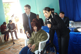 Lễ trao tặng xe lăn cho người tàn tật tỉnh Bắc Giang