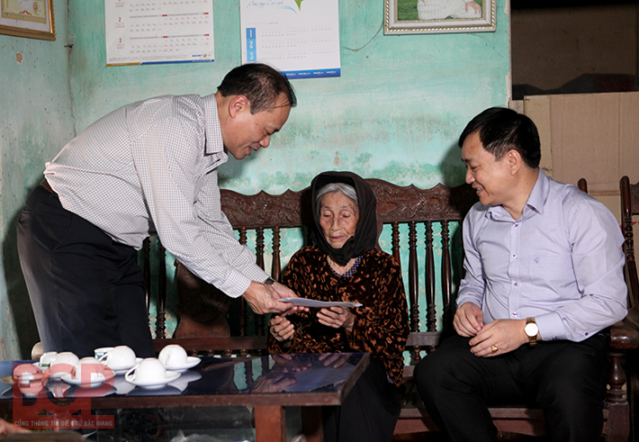 Phó Chủ tịch Thường trực UBND tỉnh Lại Thanh Sơn trao Quỹ Tấm lòng vàng tại Việt Yên