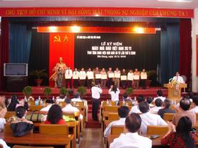 Sở GD-ĐT tổ chức Lễ kỷ niệm ngày nhà giáo Việt Nam và trao tặng danh hiệu Nhà giáo ưu tú.