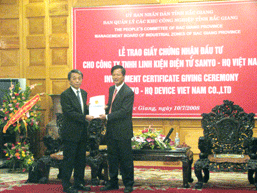Bắc Giang trao giấy chứng nhận đầu tư cho Công ty TNHH linh kiện điện tử Sanyo – HQ Việt Nam.    