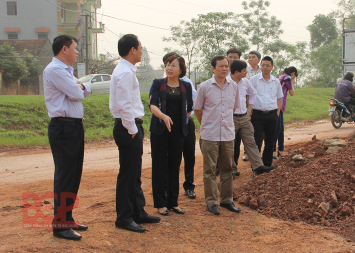 Phó Chủ tịch UBND tỉnh Nguyễn Thị Thu Hà kiểm tra các dự án đầu tư xây dựng tại Lạng Giang