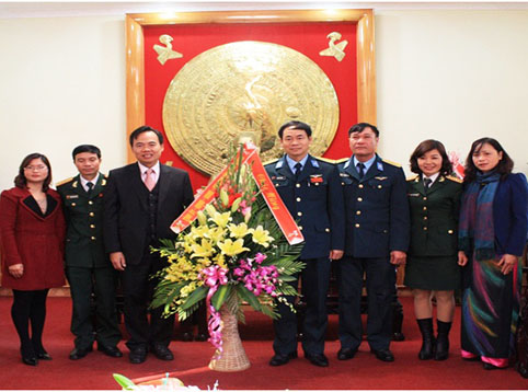 Phó Chủ tịch UBND tỉnh Bùi Văn Hạnh thăm và tặng quà  các đơn vị quân đội