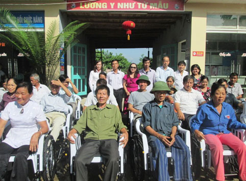 Hiệp Hòa trao tặng 30 xe lăn cho người khuyết tật