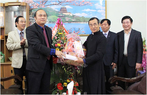 Phó Chủ tịch Thường trực UBND tỉnh Nguyễn Văn Linh  thăm, tặng quà Tòa giám mục Bắc Ninh và Nhà thờ giáo xứ Bắc Giang