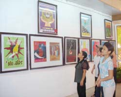 Bắc Giang trao giải thưởng cho 32 tác phẩm đạt giải tại cuộc thi sáng tác tranh về đề tài phòng chống HIV/AIDS năm 2006.