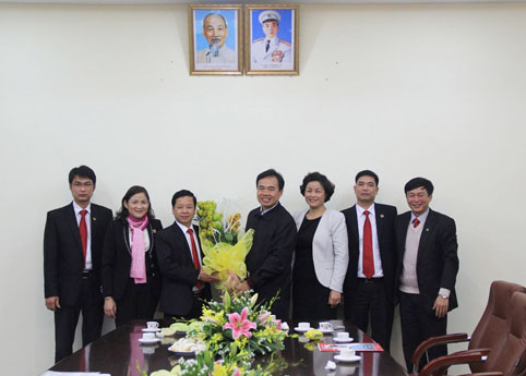 Phó Chủ tịch UBND tỉnh Bùi Văn Hạnh thăm, động viên cán bộ, nhân viên Ngân hàng Nông nghiệp và PTNT chi nhánh huyện Yên Dũng 