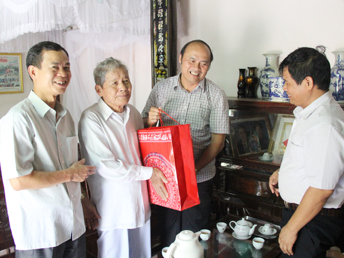 Chủ tịch UBND tỉnh Nguyễn Văn Linh tặng quà gia đình chính sách huyện Yên Dũng