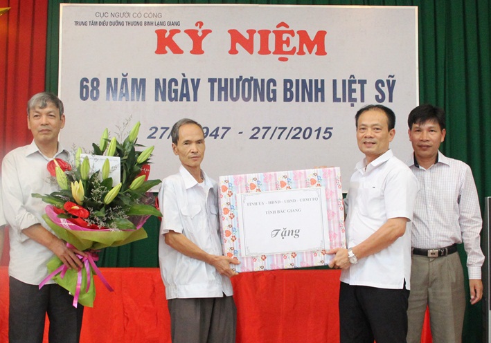 Phó Chủ tịch UBND tỉnh Lại Thanh Sơn thăm, tặng quà các thương, bệnh binh 