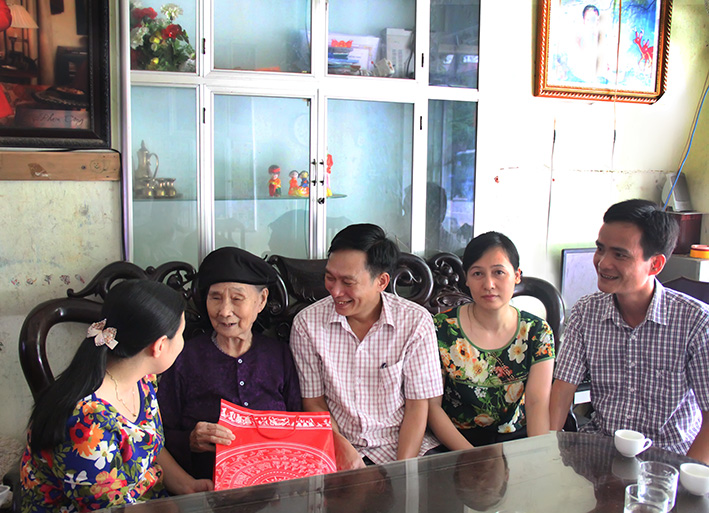 Lãnh đạo Văn phòng UBND tỉnh Bắc Giang thăm, tặng quà Mẹ Việt Nam anh hùng