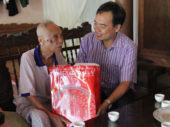 Phó Chủ tịch Thường trực UBND tỉnh Bùi Văn Hạnh thăm, tặng quà người có công